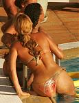 Click image for larger version

Name:	beyonce-pool1.jpg
Views:	391
Size:	72.5 KB
ID:	938529